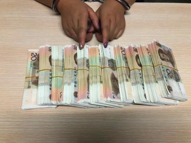 2 người phụ nữ mang 103 triệu đồng tiền mặt đi mua sắm để lấy tiền lẻ, chủ cửa hàng nghi ngờ lập tức báo cảnh sát - Ảnh 2.