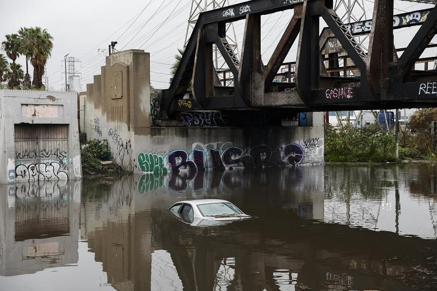Mỹ: Bang California hứng đòn kép từ &quot;sông khí quyển&quot;, xe ngập đến nóc - Ảnh 1.