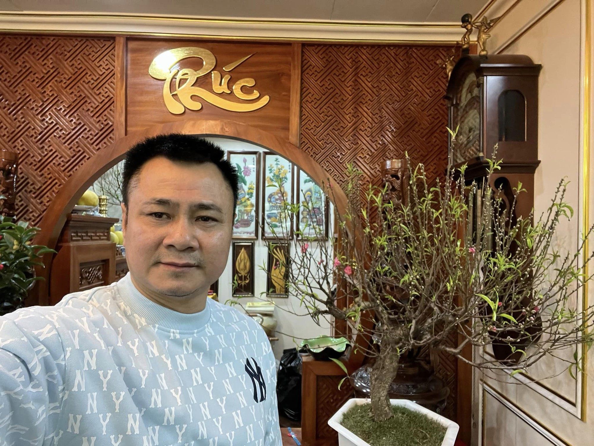 Nhà NSND Tự Long rộn ràng đón Tết: 23 tháng Chạp tưng bừng sắc hoa, gian thờ gây ấn tượng mạnh- Ảnh 5.
