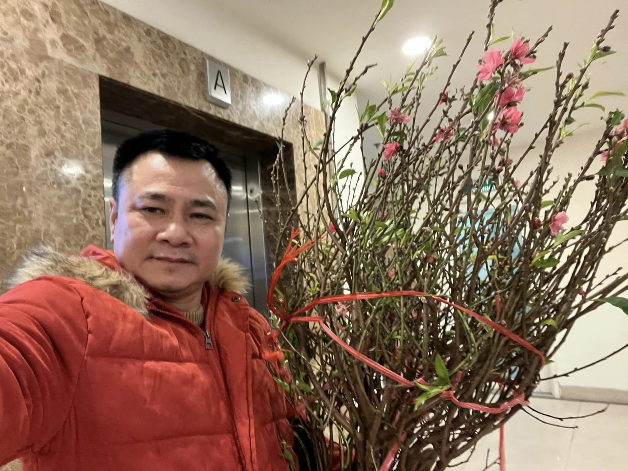 Nhà NSND Tự Long rộn ràng đón Tết: 23 tháng Chạp tưng bừng sắc hoa, gian thờ gây ấn tượng mạnh- Ảnh 1.