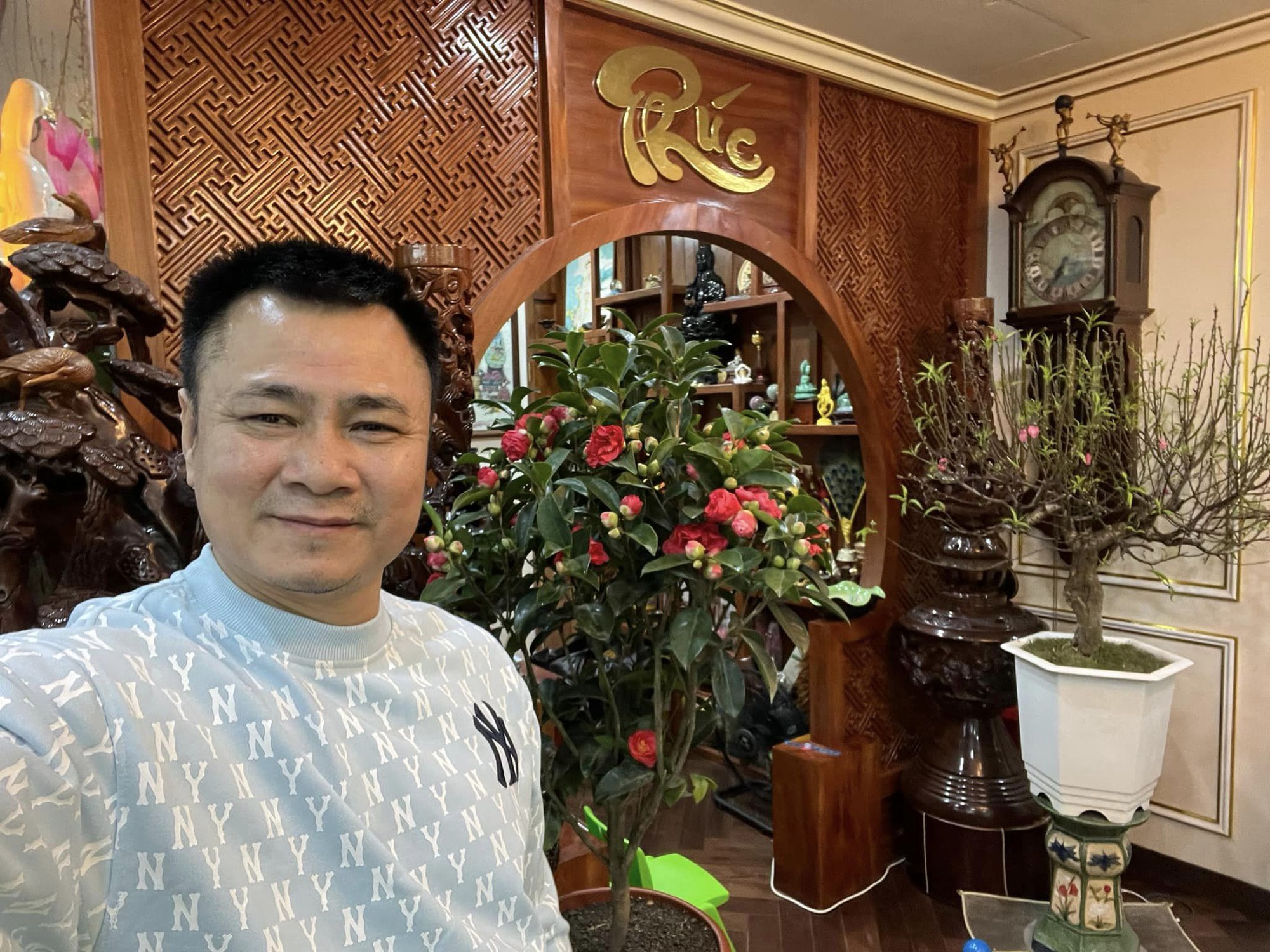 Nhà NSND Tự Long rộn ràng đón Tết: 23 tháng Chạp tưng bừng sắc hoa, gian thờ gây ấn tượng mạnh- Ảnh 3.