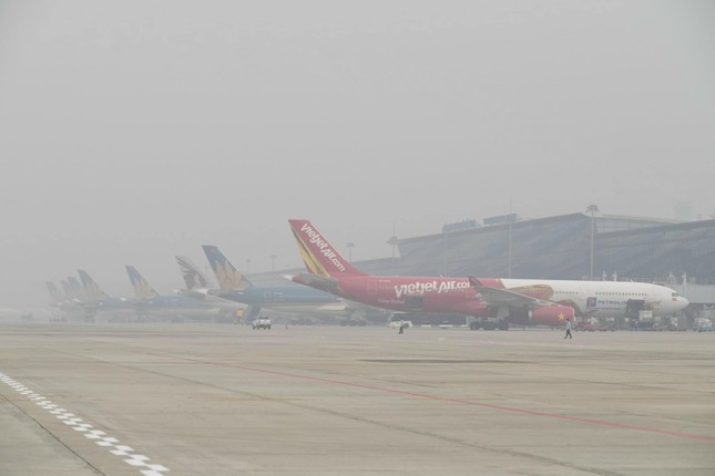 Gần 100 chuyến bay 'bất động' ở Nội Bài vì sương mù bủa vây - Ảnh 1.