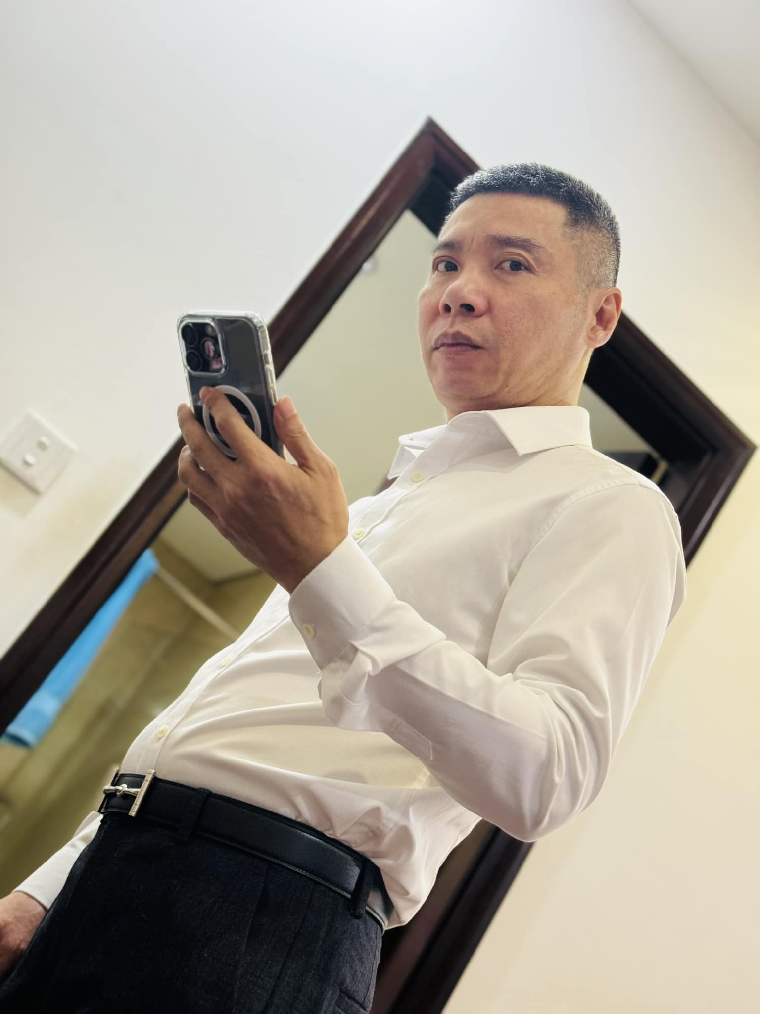 Bất ngờ trước hình ảnh phong độ của Công Lý sau thời gian bị bệnh, bà xã nhìn anh lên đồ mà tỉnh cả ngủ- Ảnh 1.