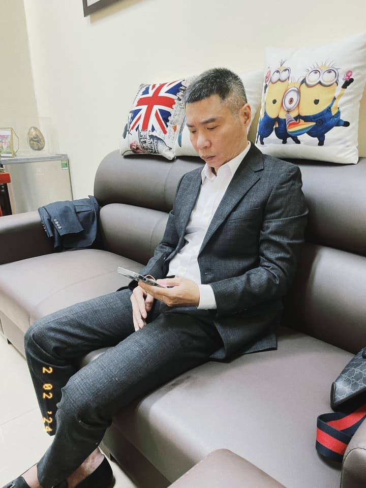 Bất ngờ trước hình ảnh phong độ của Công Lý sau thời gian bị bệnh, bà xã nhìn anh lên đồ mà tỉnh cả ngủ- Ảnh 2.