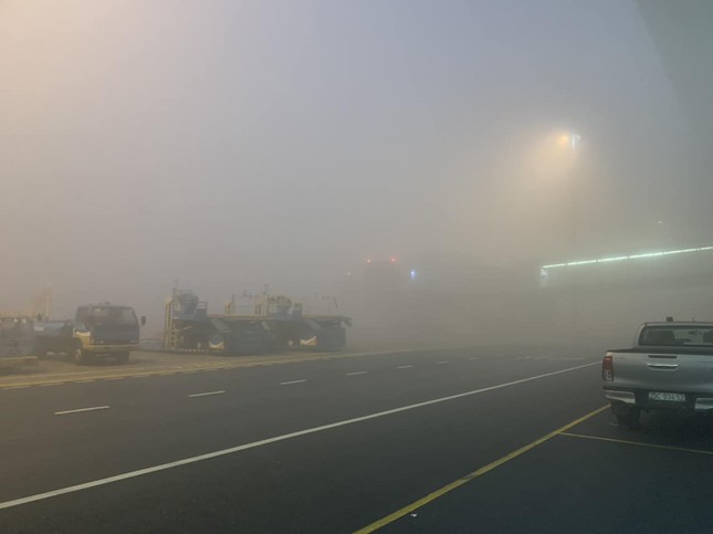 Gần 100 chuyến bay 'bất động' ở Nội Bài vì sương mù bủa vây - Ảnh 2.
