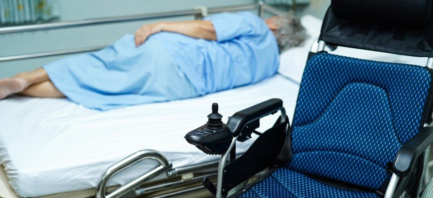 Mê mẩn với chiếc điện thoại, bà lão 71 tuổi bệnh nặng nhưng vẫn vung tiền cho không hơn 2 tỷ đồng: Người nhà tá hỏa phát hiện sự thật gây sốc, tìm cách đòi lại tiền nhưng khó khả thi - Ảnh 1. Mê mẩn với chiếc điện thoại, bà lão 71 tuổi bệnh nặng nhưng vẫn vung tiền cho không hơn 2 tỷ đồng: Người nhà tá hỏa phát hiện sự thật gây sốc, tìm cách đòi lại tiền nhưng khó khả thi - Ảnh 1.