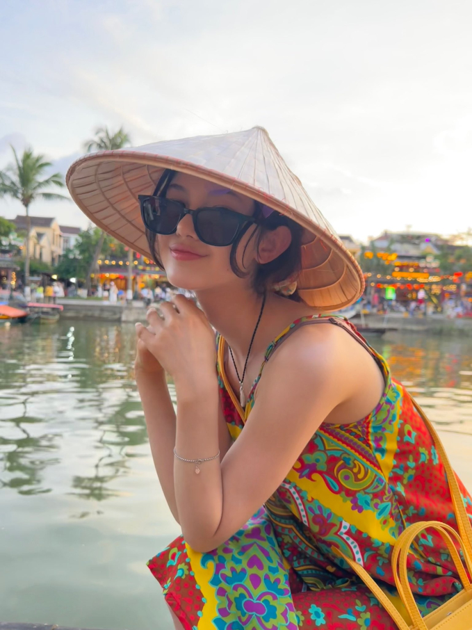 &quot;Bông hồng lai&quot; Danielle (NewJeans) gây bão với loạt ảnh du lịch Hội An: Visual tựa búp bê, khoảnh khắc đội nón lá chuẩn dâu Việt chiếm spotlight - Ảnh 2.