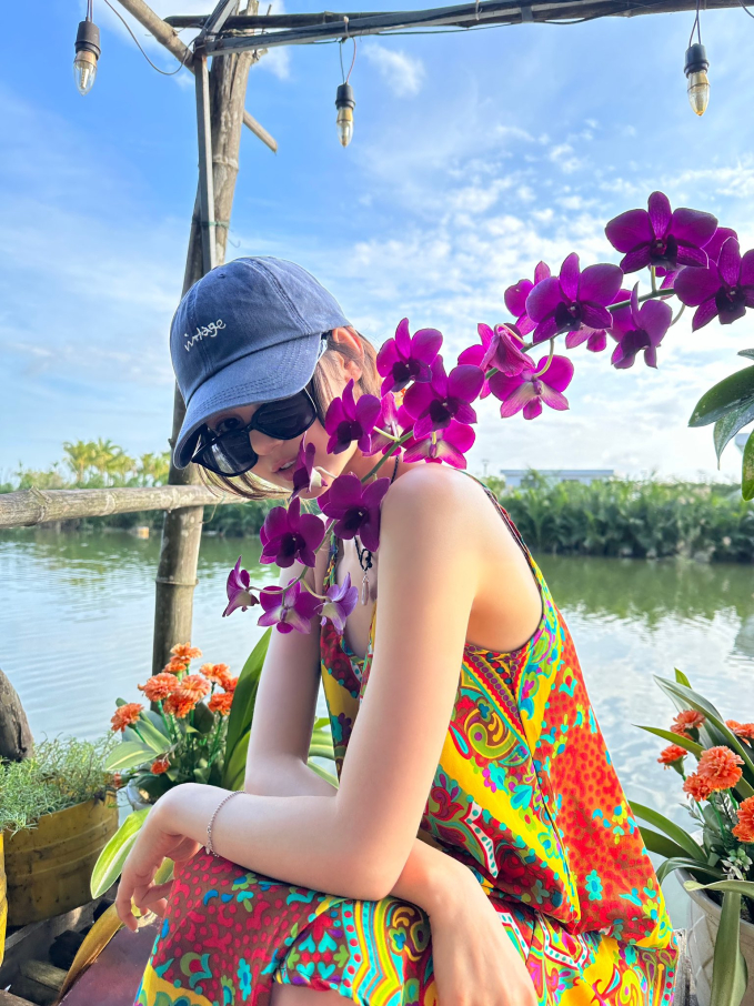 &quot;Bông hồng lai&quot; Danielle (NewJeans) gây bão với loạt ảnh du lịch Hội An: Visual tựa búp bê, khoảnh khắc đội nón lá chuẩn dâu Việt chiếm spotlight - Ảnh 4.