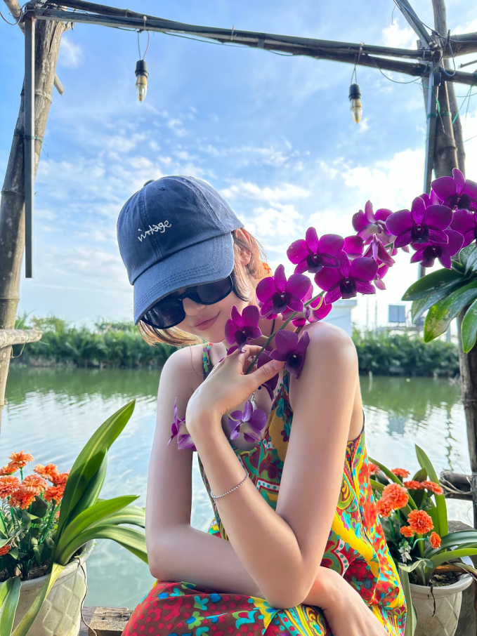 &quot;Bông hồng lai&quot; Danielle (NewJeans) gây bão với loạt ảnh du lịch Hội An: Visual tựa búp bê, khoảnh khắc đội nón lá chuẩn dâu Việt chiếm spotlight - Ảnh 3.