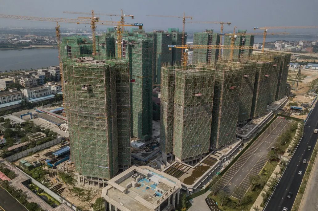 Tượng đài Evergrande sụp đổ: Vì đâu nhà phát triển BĐS hàng đầu thế giới trở thành “bom nợ” 300 tỷ USD? - Ảnh 1.