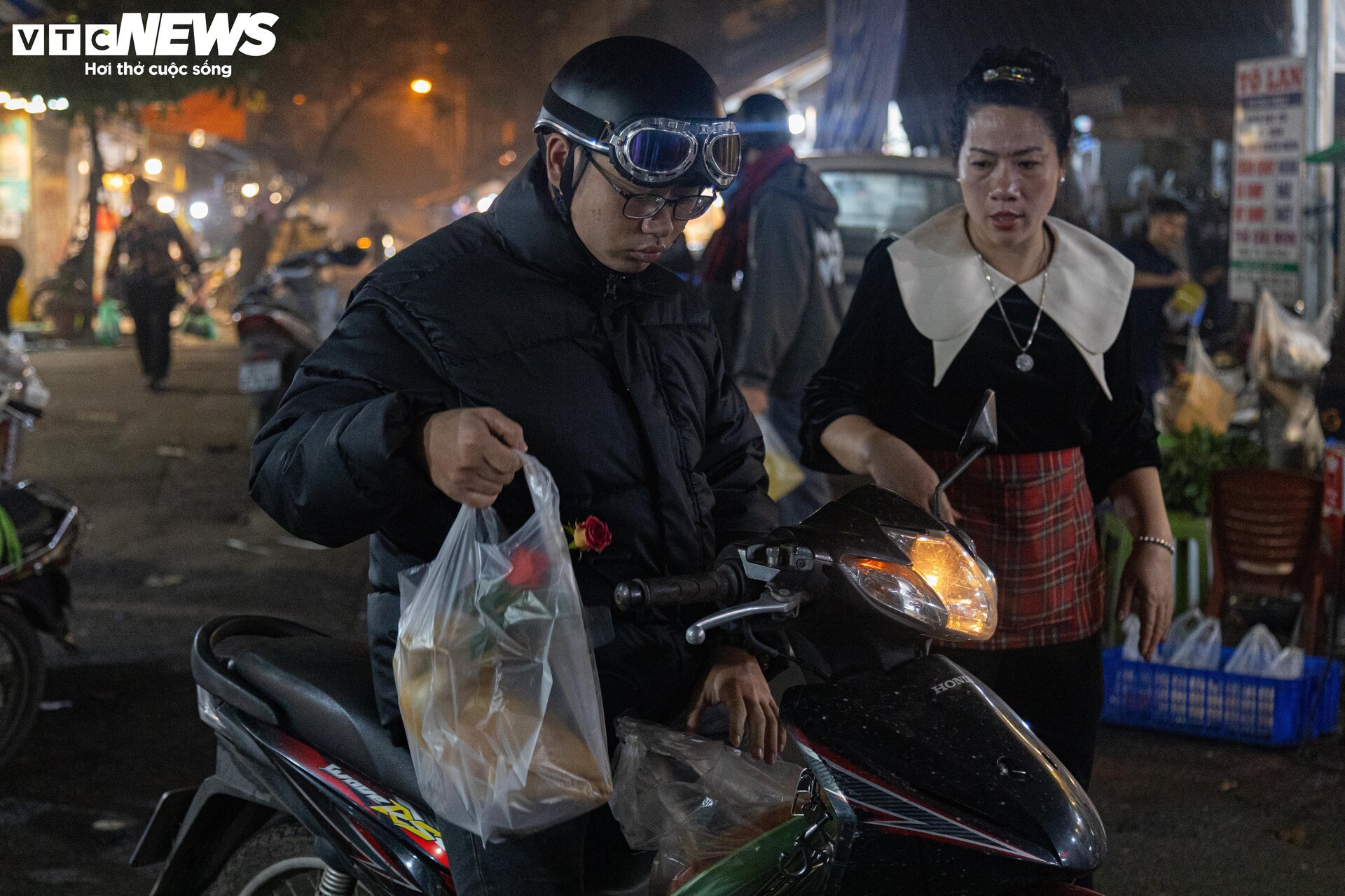 Trời Hà Nội mịt mù sương, chợ vẫn đông người sắm lễ ông Công ông Táo từ sáng sớm - Ảnh 19.
