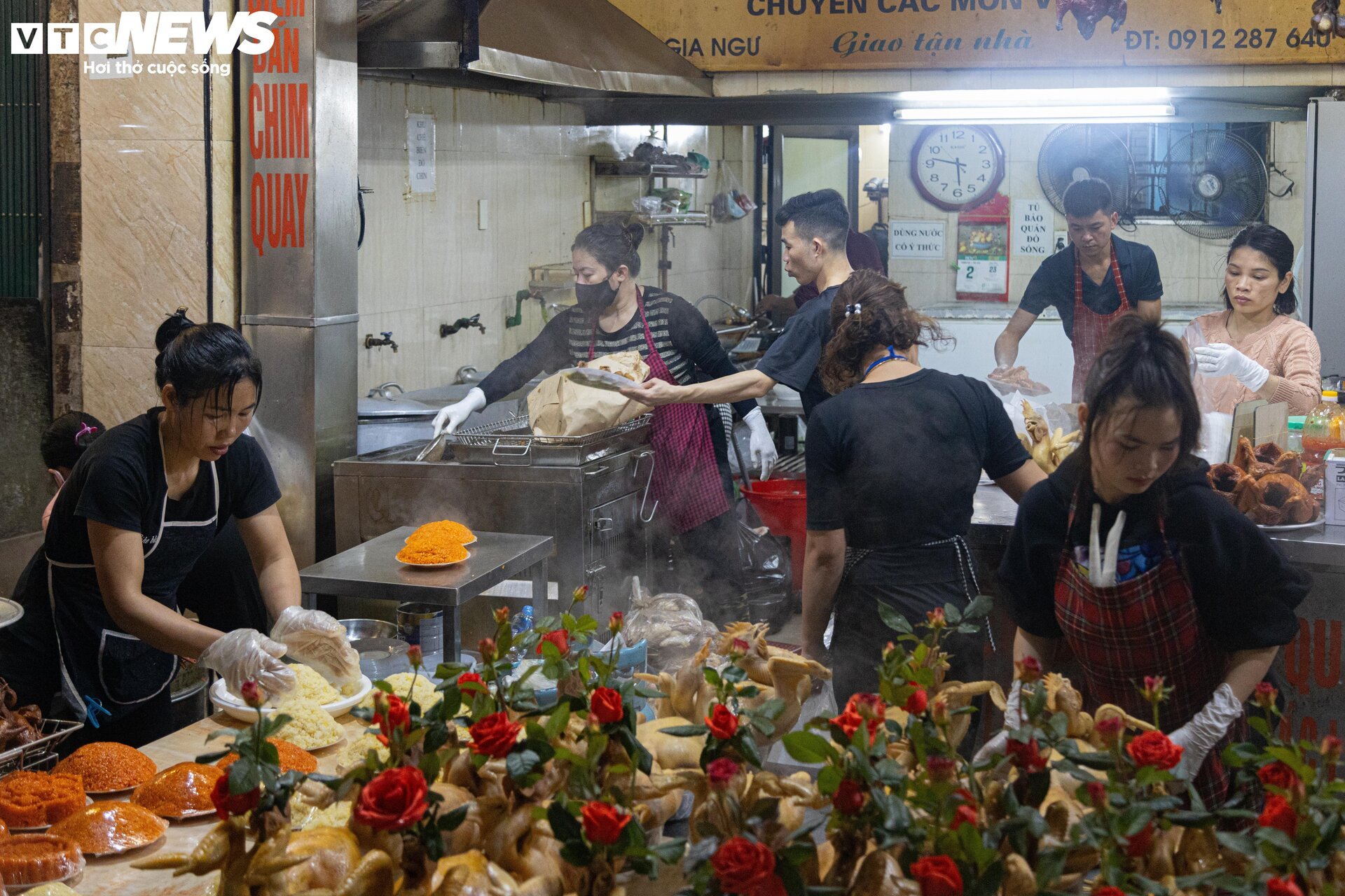 Trời Hà Nội mịt mù sương, chợ vẫn đông người sắm lễ ông Công ông Táo từ sáng sớm - Ảnh 5.