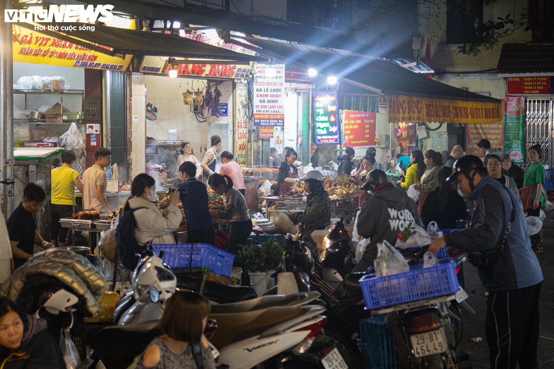 Trời Hà Nội mịt mù sương, chợ vẫn đông người sắm lễ ông Công ông Táo từ sáng sớm - Ảnh 3. Trời Hà Nội mịt mù sương, chợ vẫn đông người sắm lễ ông Công ông Táo từ sáng sớm - Ảnh 3.