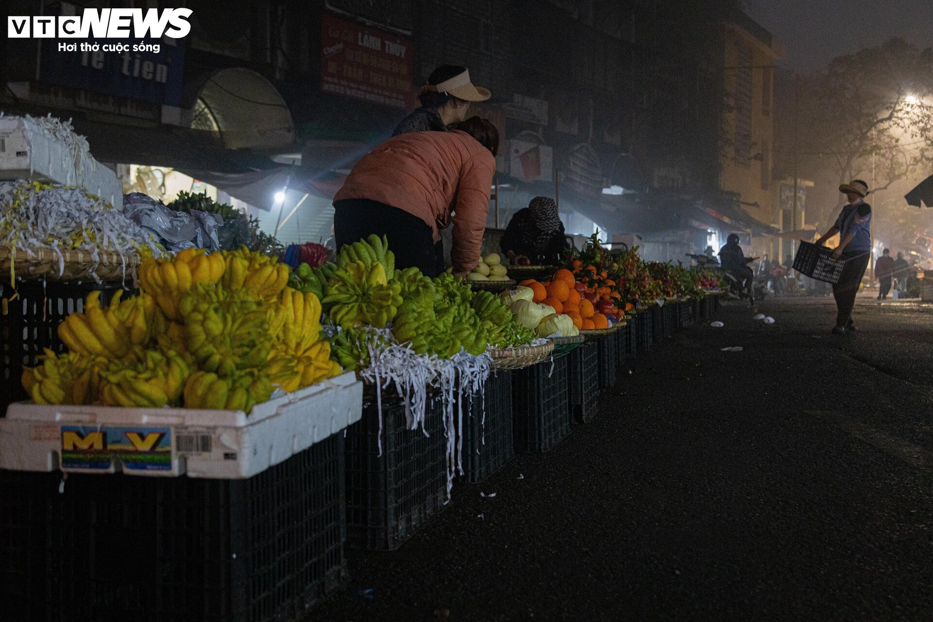Trời Hà Nội mịt mù sương, chợ vẫn đông người sắm lễ ông Công ông Táo từ sáng sớm - Ảnh 2.