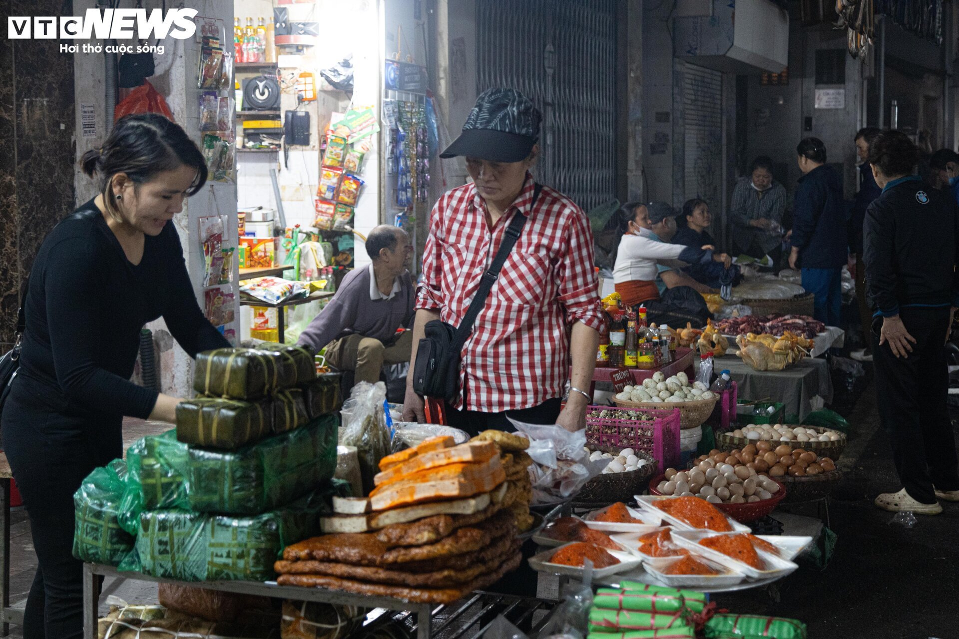 Trời Hà Nội mịt mù sương, chợ vẫn đông người sắm lễ ông Công ông Táo từ sáng sớm - Ảnh 15.