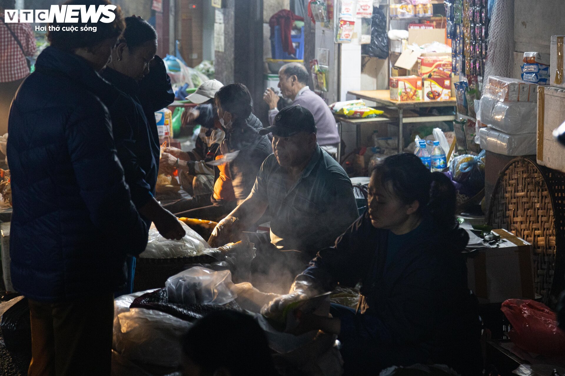 Trời Hà Nội mịt mù sương, chợ vẫn đông người sắm lễ ông Công ông Táo từ sáng sớm - Ảnh 21.