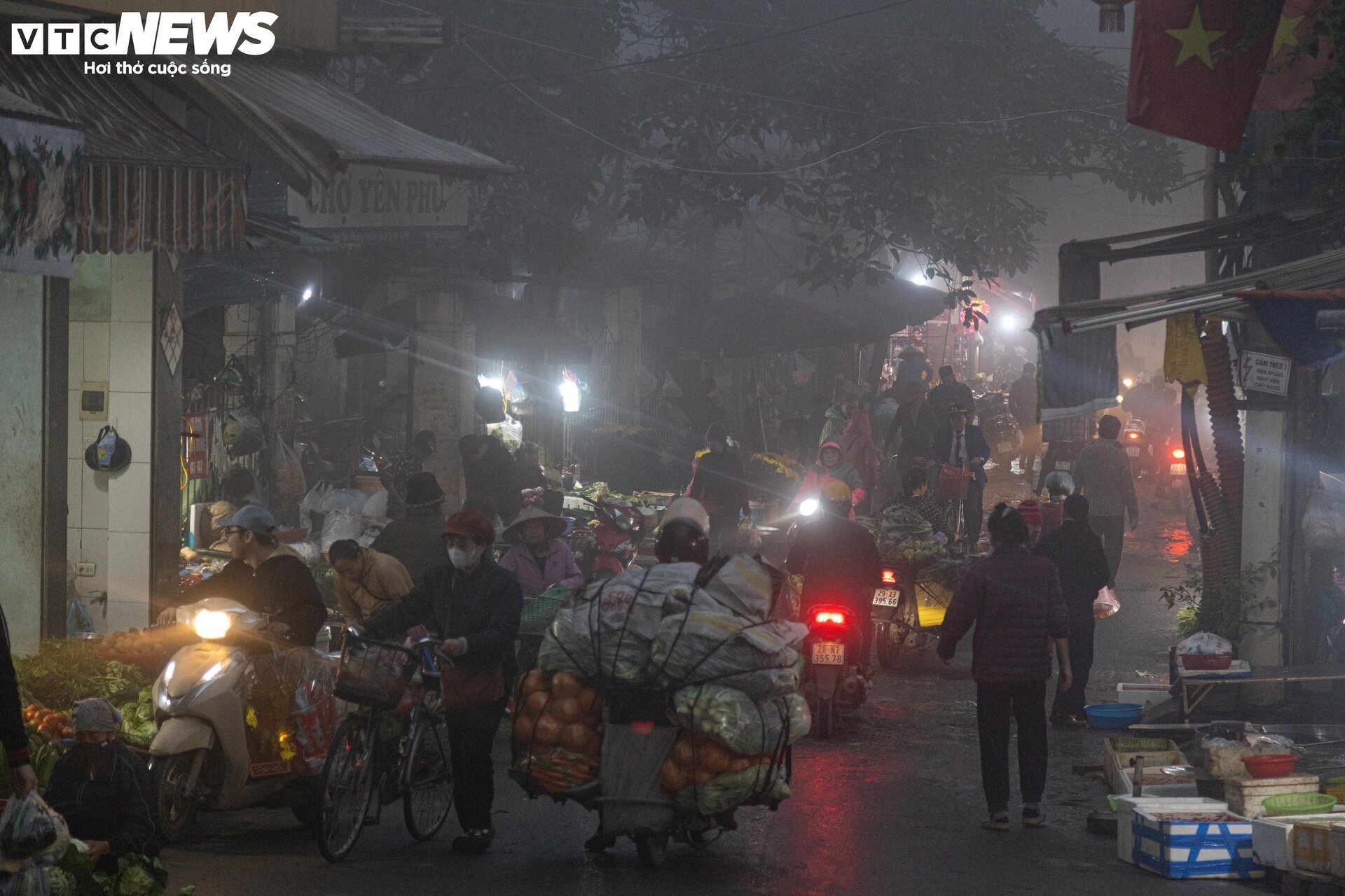 Trời Hà Nội mịt mù sương, chợ vẫn đông người sắm lễ ông Công ông Táo từ sáng sớm - Ảnh 4.