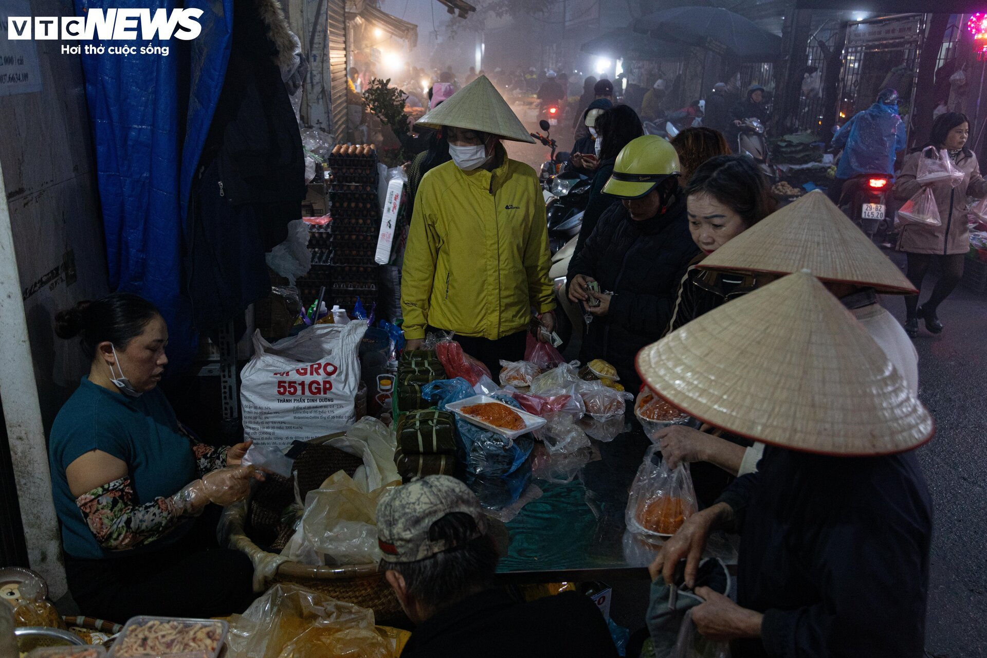 Trời Hà Nội mịt mù sương, chợ vẫn đông người sắm lễ ông Công ông Táo từ sáng sớm - Ảnh 22.