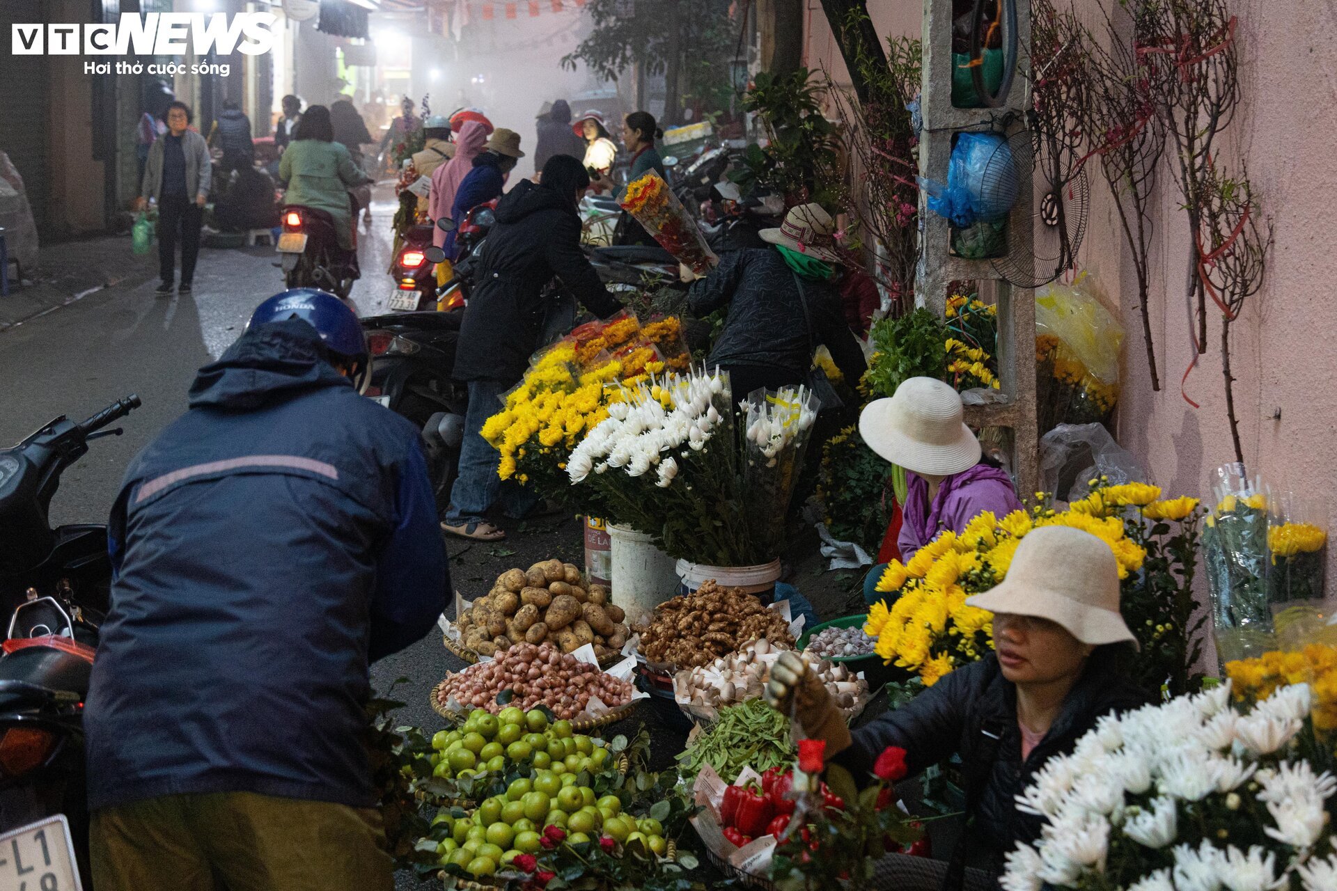 Trời Hà Nội mịt mù sương, chợ vẫn đông người sắm lễ ông Công ông Táo từ sáng sớm - Ảnh 13.