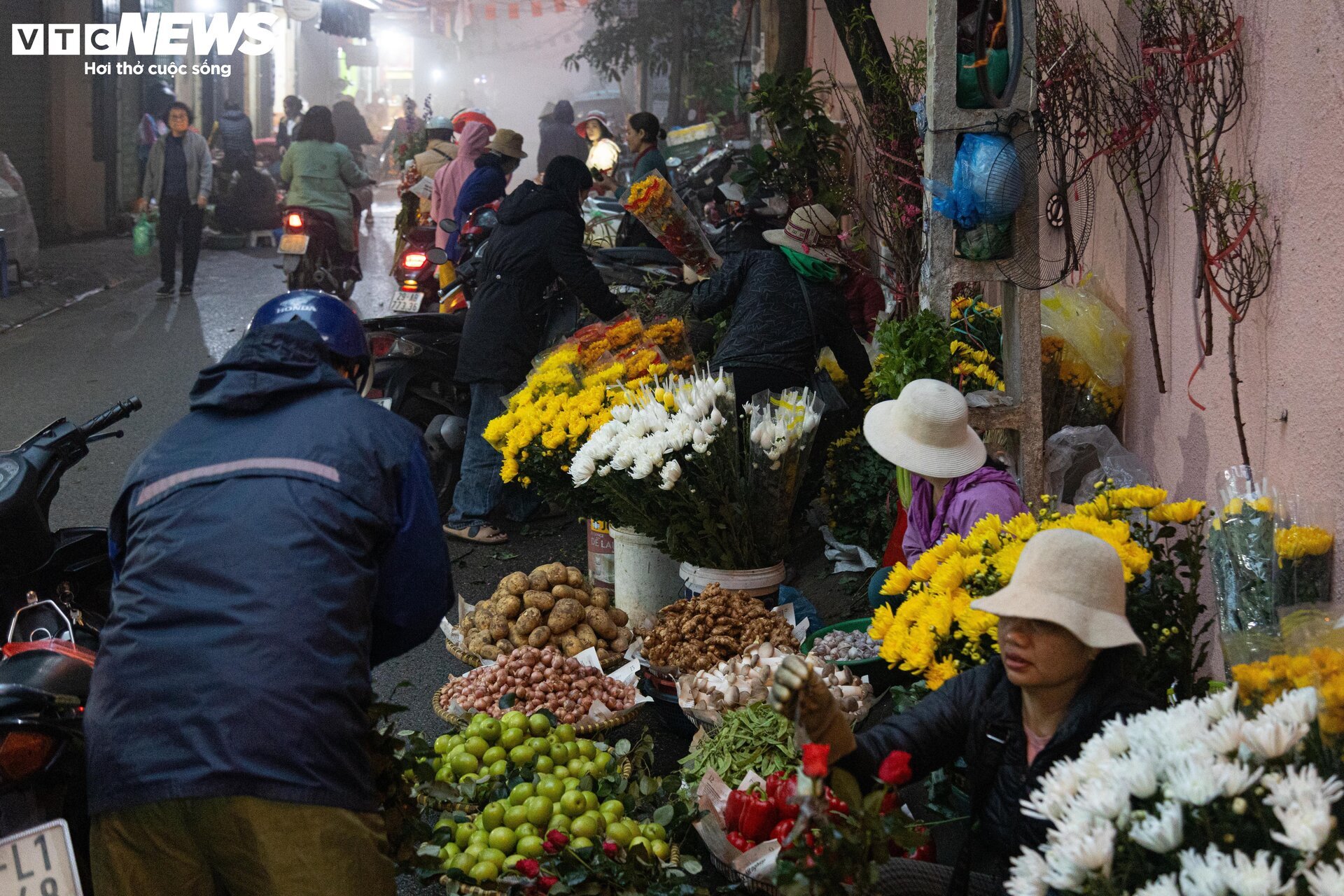 Trời Hà Nội mịt mù sương, chợ vẫn đông người sắm lễ ông Công ông Táo từ sáng sớm - Ảnh 13. Trời Hà Nội mịt mù sương, chợ vẫn đông người sắm lễ ông Công ông Táo từ sáng sớm - Ảnh 13.
