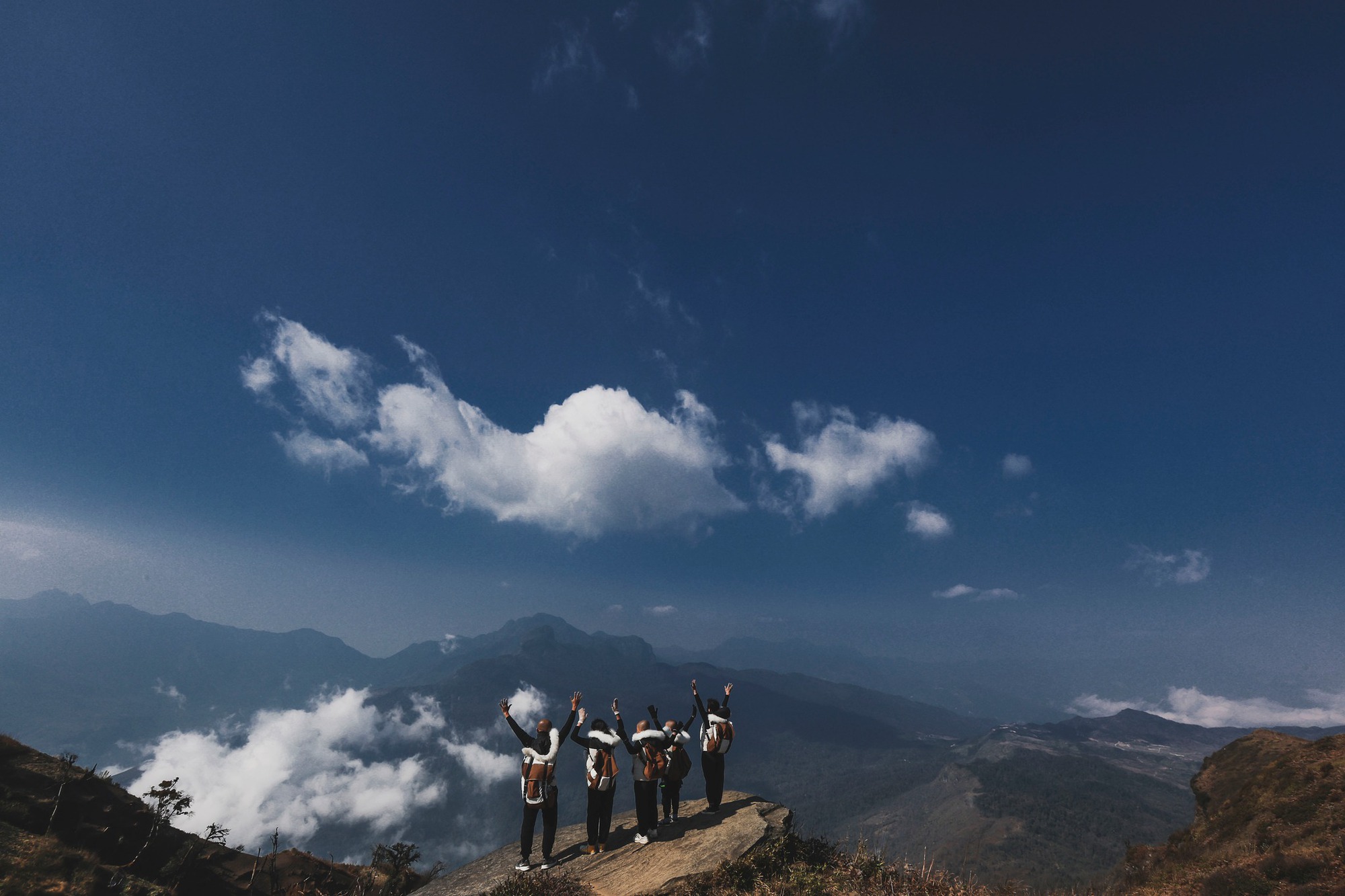 Gia đình 3 thế hệ khởi đầu năm mới rực rỡ với hành trình chinh phục một trong những đỉnh núi đẹp nhất Việt Nam- Ảnh 6.