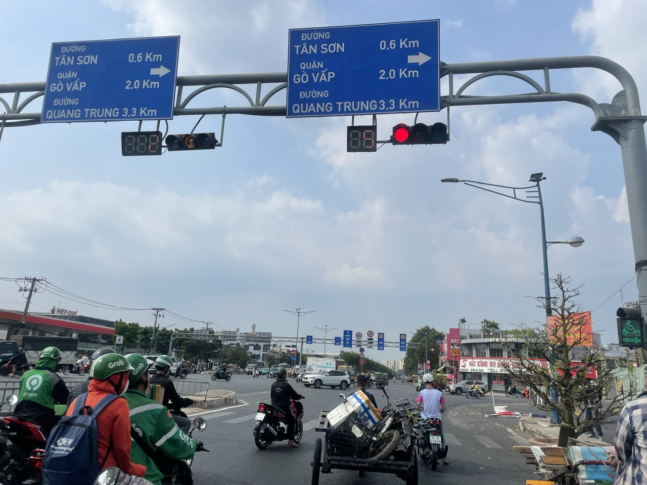 Vì sao đề xuất thay 16 hệ thống đèn giao thông quanh Tân Sơn Nhất?- Ảnh 1.