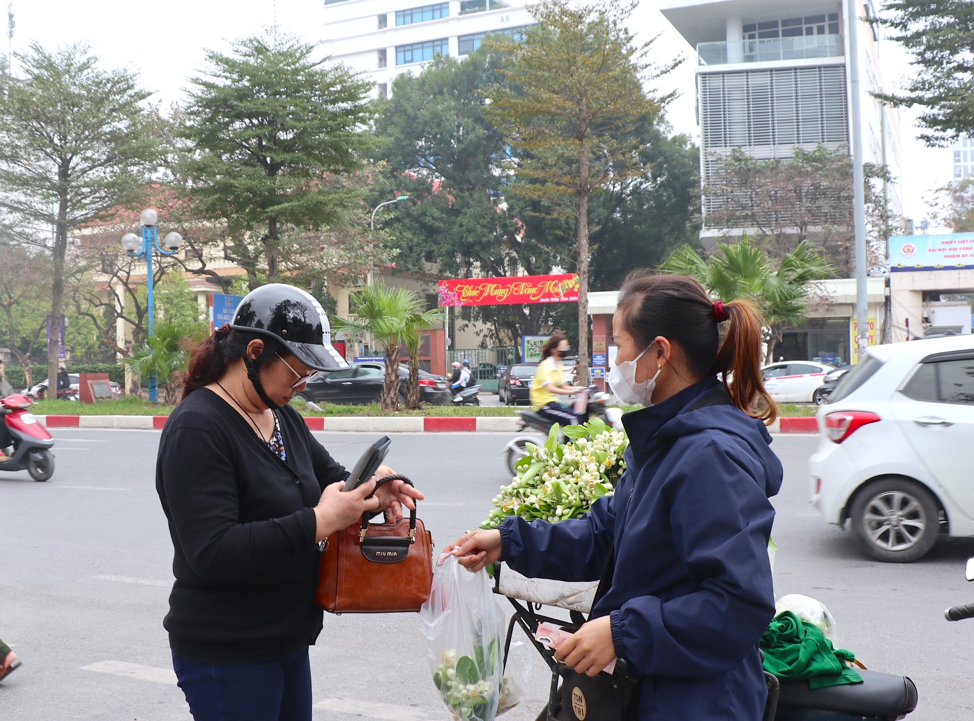 Hoa bưởi đầu mùa giá tới nửa triệu đồng/kg vẫn hút khách Hà Thành- Ảnh 6.