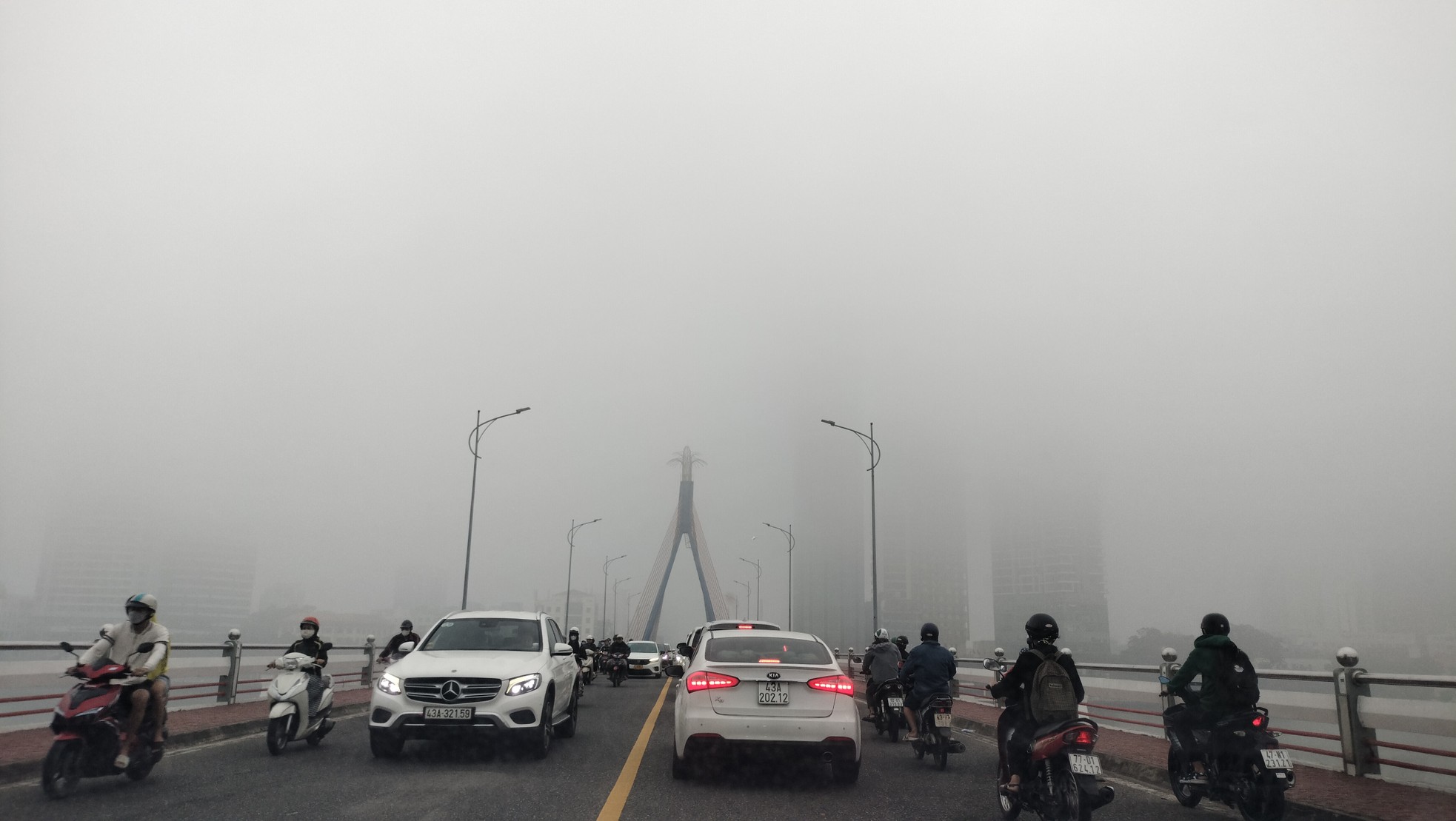 Sương mù dày đặc bất ngờ xuất hiện ở Đà Nẵng- Ảnh 1.