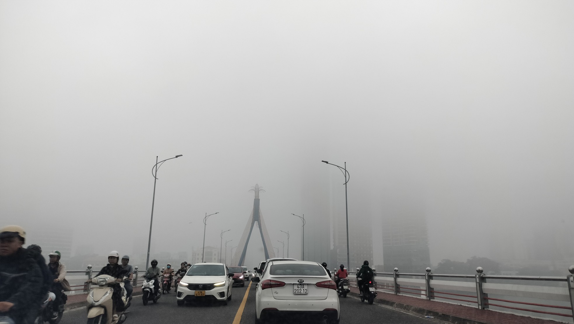 Sương mù dày đặc bất ngờ xuất hiện ở Đà Nẵng- Ảnh 2.