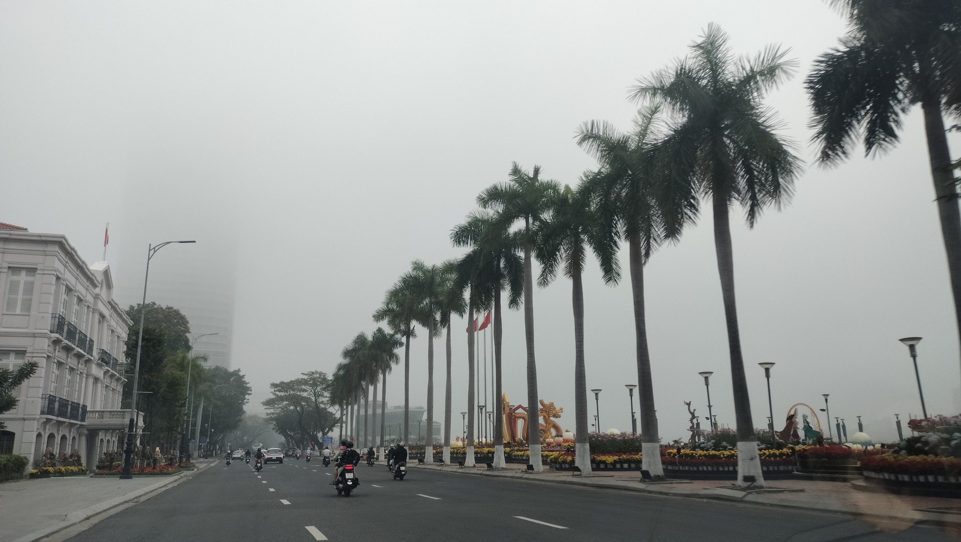 Sương mù dày đặc bất ngờ xuất hiện ở Đà Nẵng- Ảnh 3.