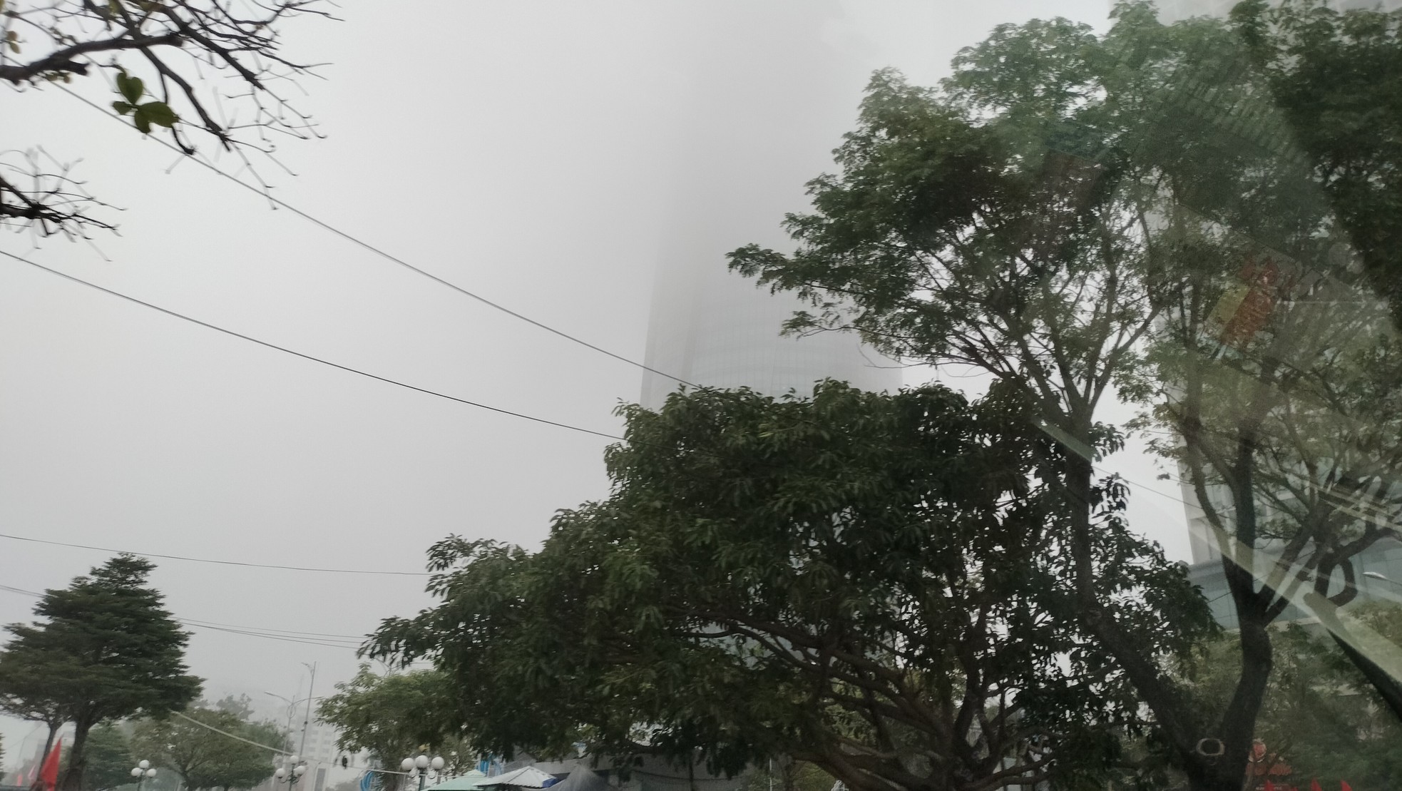 Sương mù dày đặc bất ngờ xuất hiện ở Đà Nẵng- Ảnh 4.