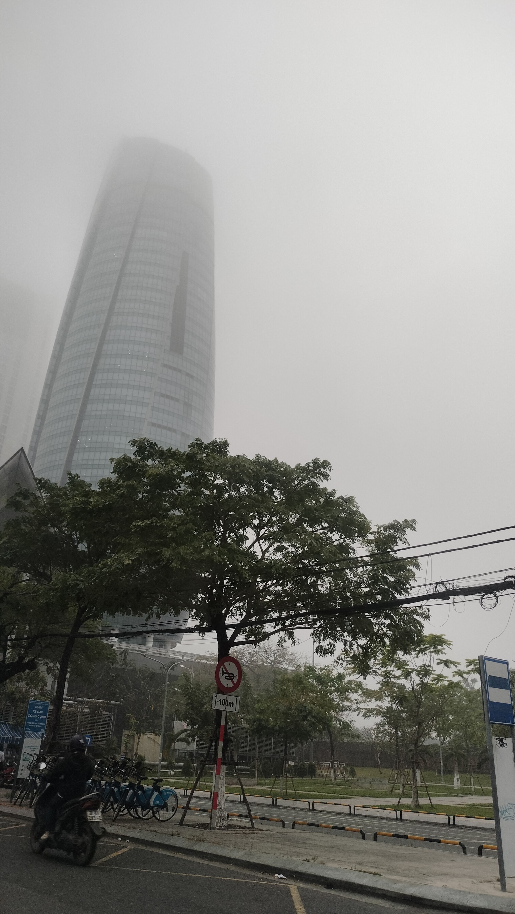 Sương mù dày đặc bất ngờ xuất hiện ở Đà Nẵng- Ảnh 5.