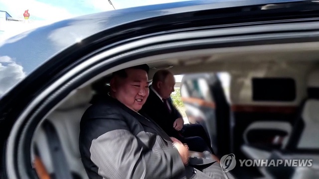 Tổng thống Putin tặng xe hơi cho Chủ tịch Triều Tiên Kim Jong-un- Ảnh 1.