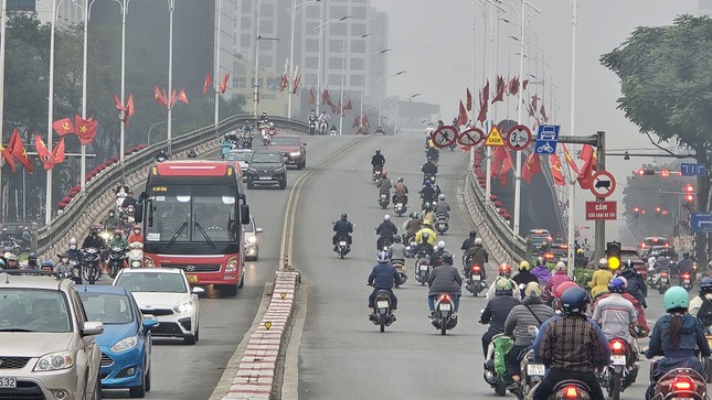 Hà Nội 'chìm' trong sương mù dày đặc từ sáng đến trưa- Ảnh 6.