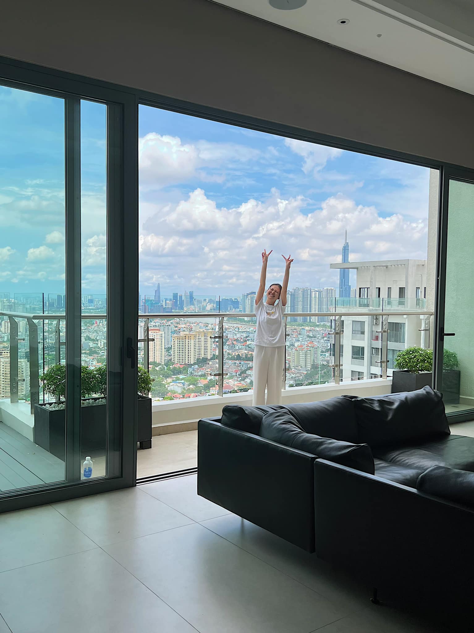 Ngắm penthouse cao cấp của dàn hậu Việt: Người tậu nhà năm 21 tuổi, người có view ban công đắt giá nhìn ra Landmark 81- Ảnh 2.