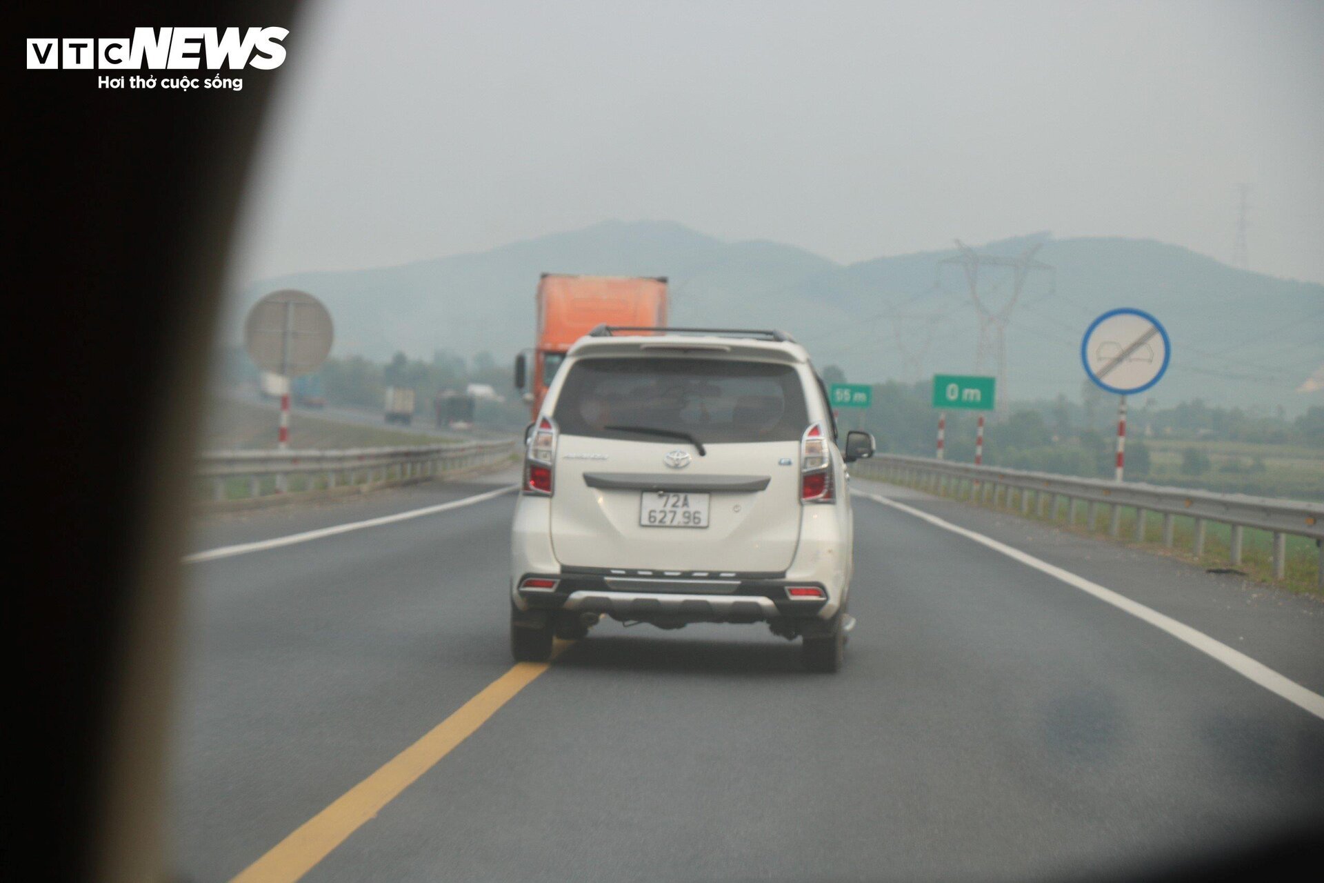 Ô tô vẫn 'đùa giỡn' với tử thần trên cao tốc Cam Lộ-La Sơn sau tai nạn thảm khốc- Ảnh 6.