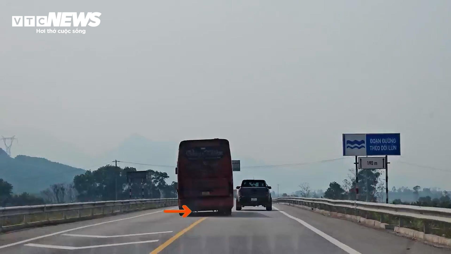 Ô tô vẫn 'đùa giỡn' với tử thần trên cao tốc Cam Lộ-La Sơn sau tai nạn thảm khốc- Ảnh 10.