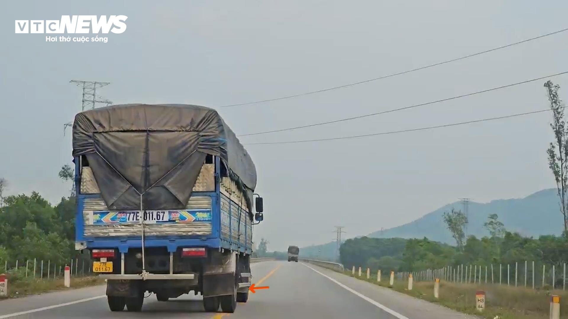 Ô tô vẫn 'đùa giỡn' với tử thần trên cao tốc Cam Lộ-La Sơn sau tai nạn thảm khốc- Ảnh 12.