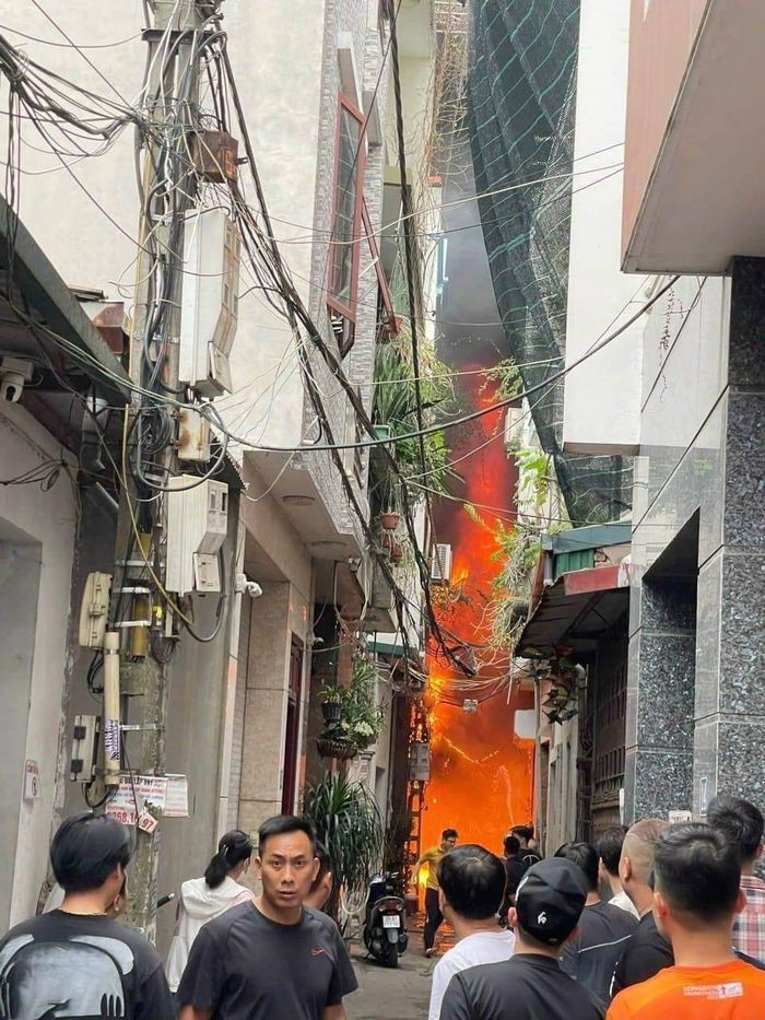 Cháy lớn thiêu rụi kho quần áo gần chợ Ninh Hiệp- Ảnh 1.