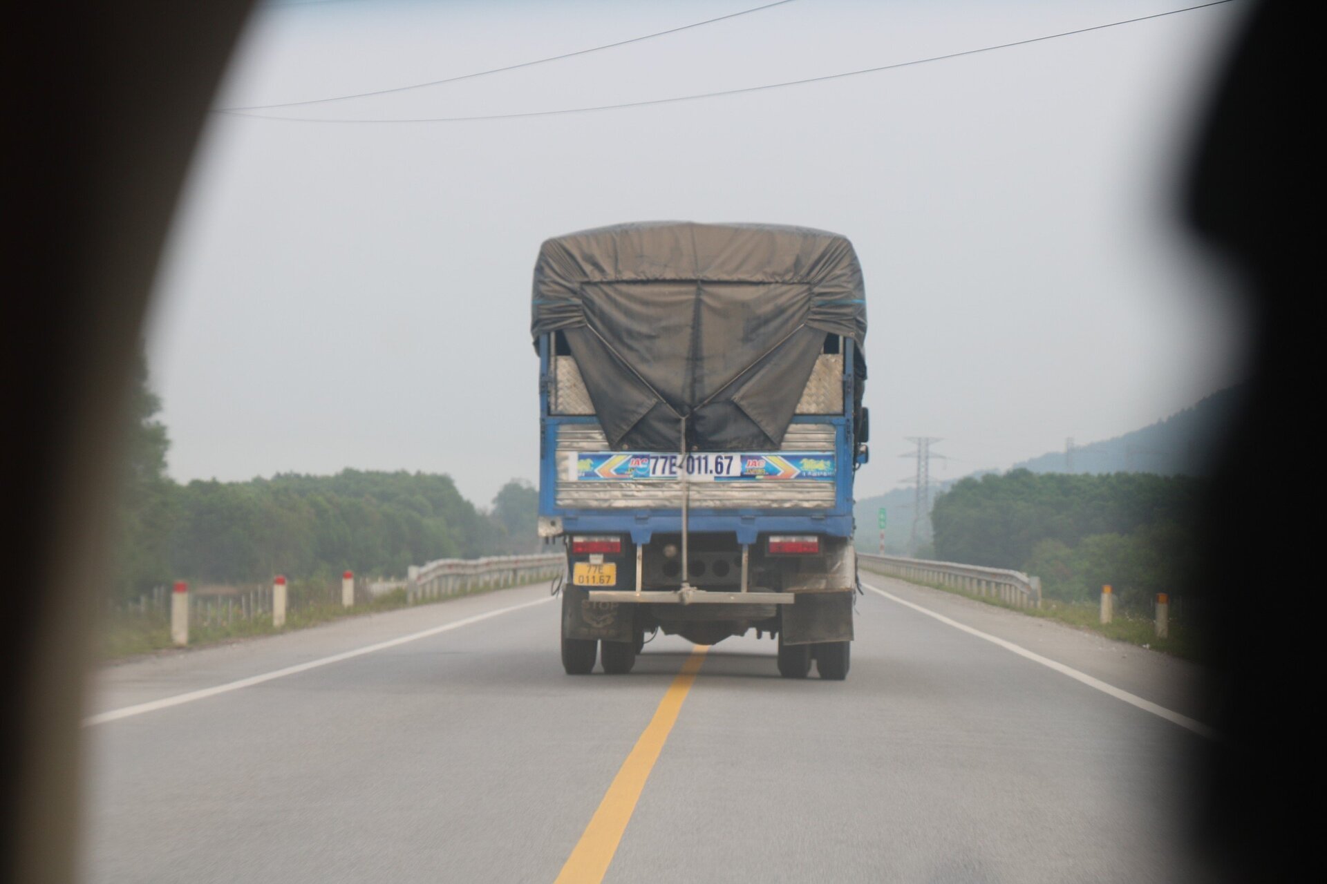 Ô tô vẫn 'đùa giỡn' với tử thần trên cao tốc Cam Lộ-La Sơn sau tai nạn thảm khốc- Ảnh 13.