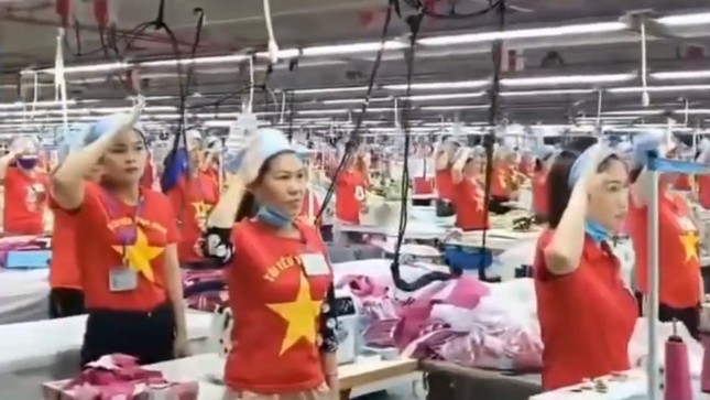 Hàng nghìn người công ty may Hàn Quốc mặc áo đỏ sao vàng hát Quốc ca Việt Nam- Ảnh 2.