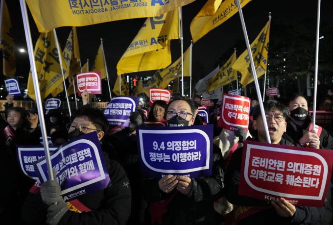 Tình cảnh tại bệnh viện ở Hàn Quốc lúc này: Hơn 9.000 bác sĩ bỏ việc, người bệnh mệt mỏi chờ được thăm khám- Ảnh 1.