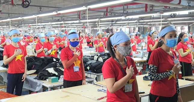 Hàng nghìn người công ty may Hàn Quốc mặc áo đỏ sao vàng hát Quốc ca Việt Nam- Ảnh 3.