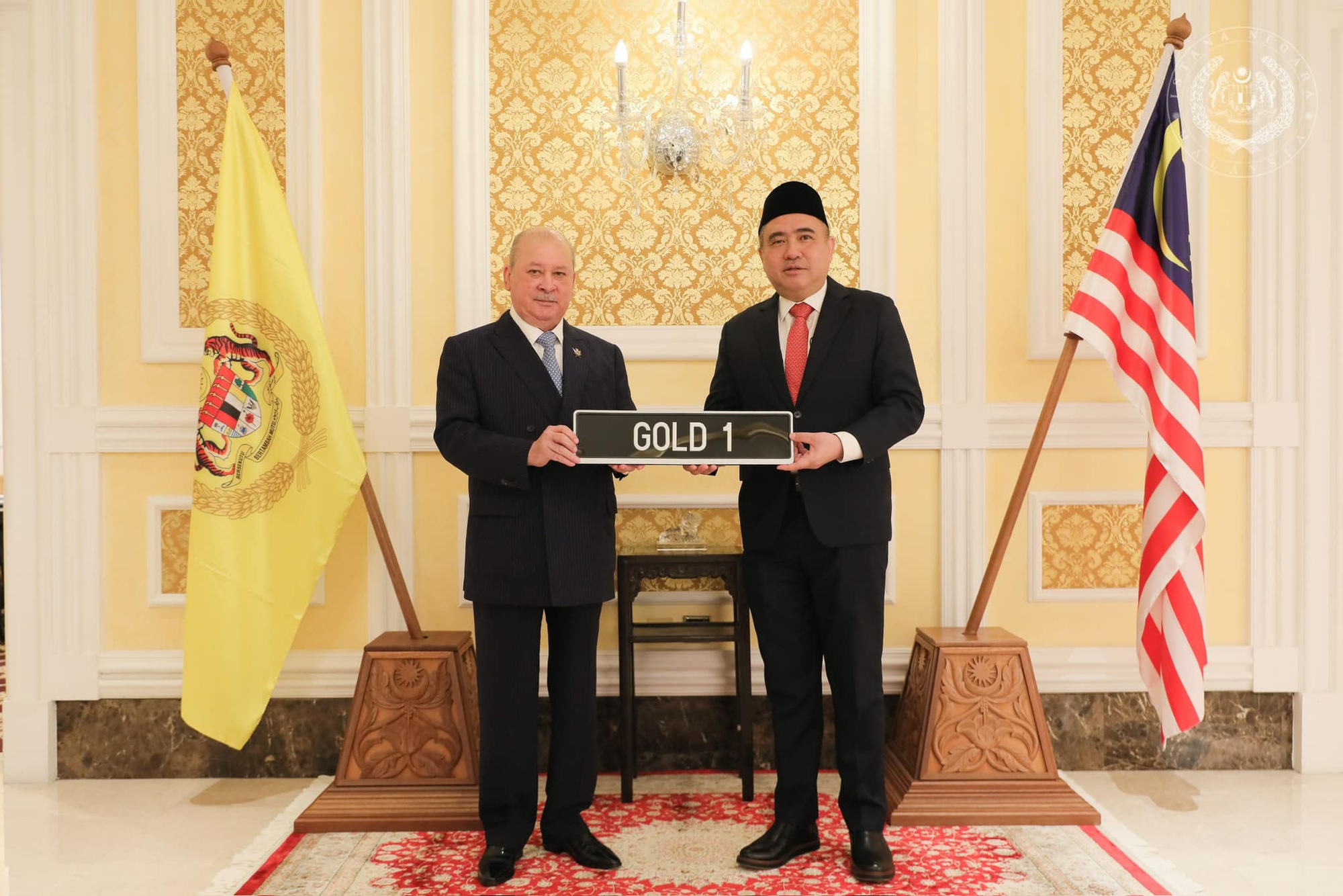 Quốc vương Malaysia vừa chi núi tiền ra mua biển số 'vàng', giá khủng nhưng chưa là gì so với Việt Nam- Ảnh 1.