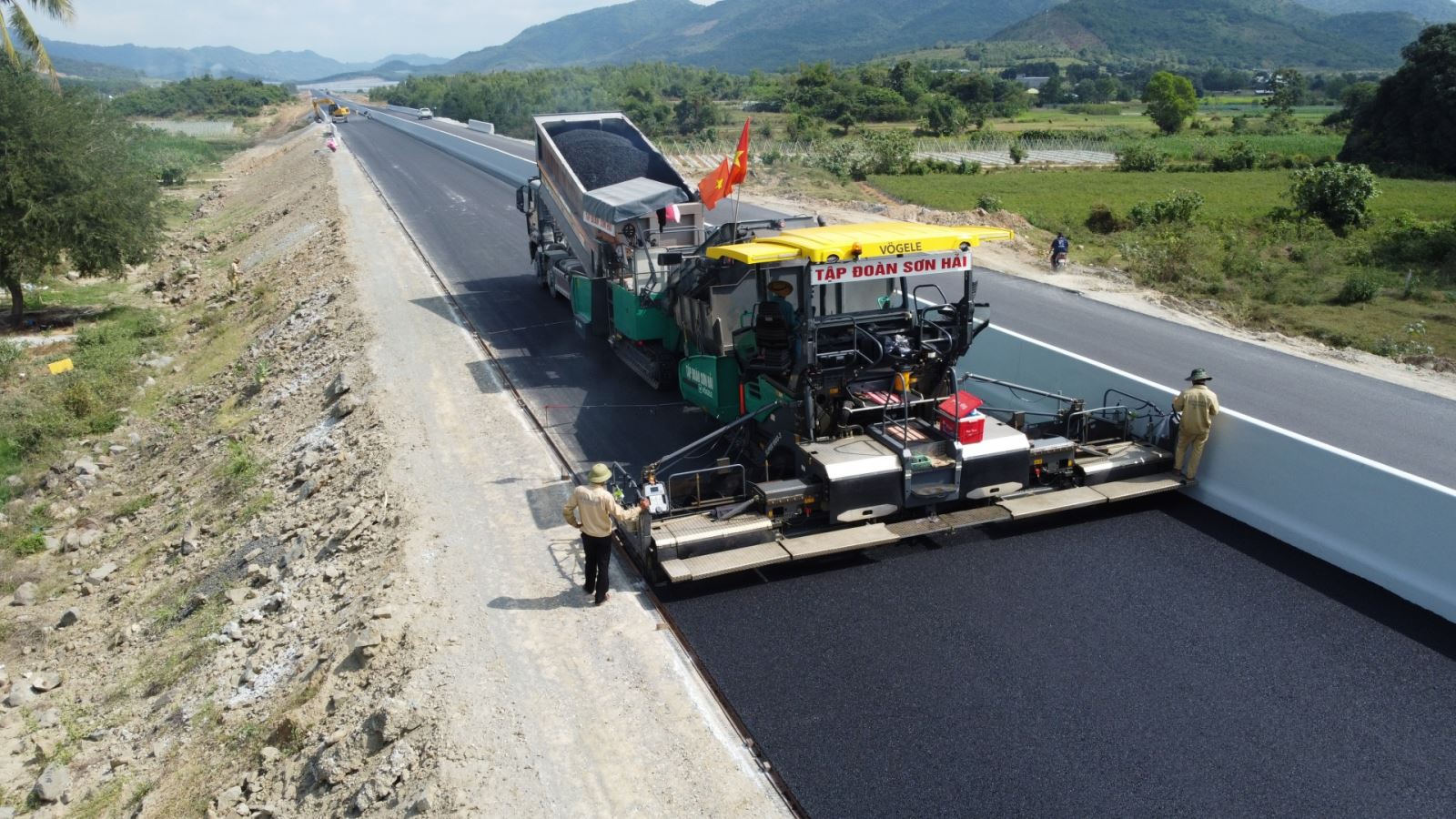 Lần đầu tiên Việt Nam có cao tốc được bảo hành tới 10 năm: Thiết bị tiên tiến nào thi công mặt đường?- Ảnh 3.