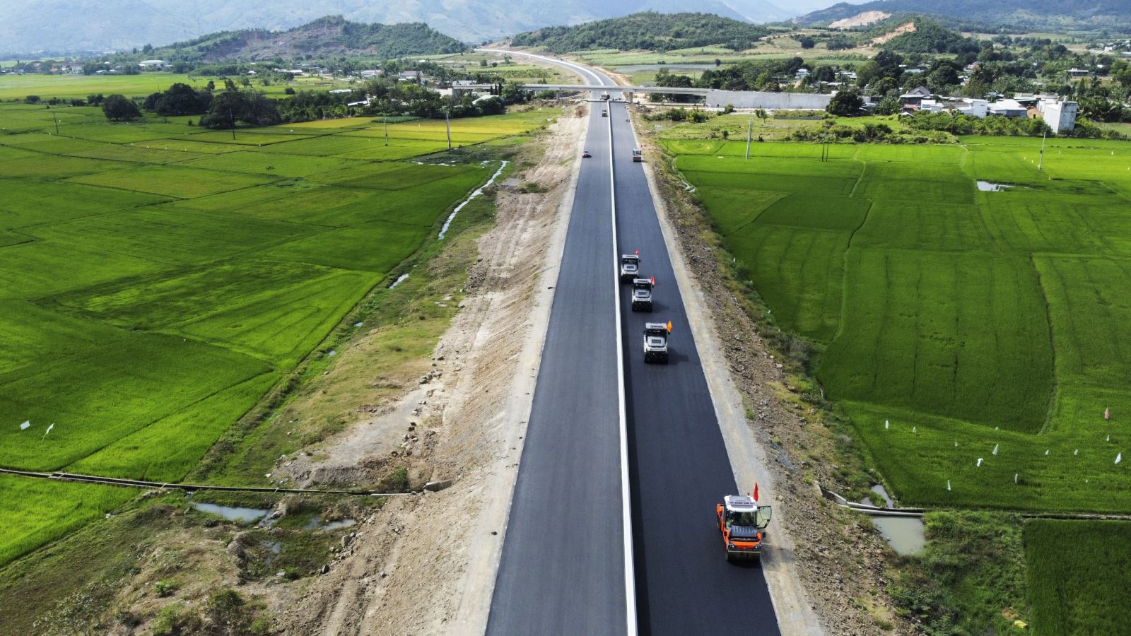 Lần đầu tiên Việt Nam có cao tốc được bảo hành tới 10 năm: Thiết bị tiên tiến nào thi công mặt đường?- Ảnh 2.