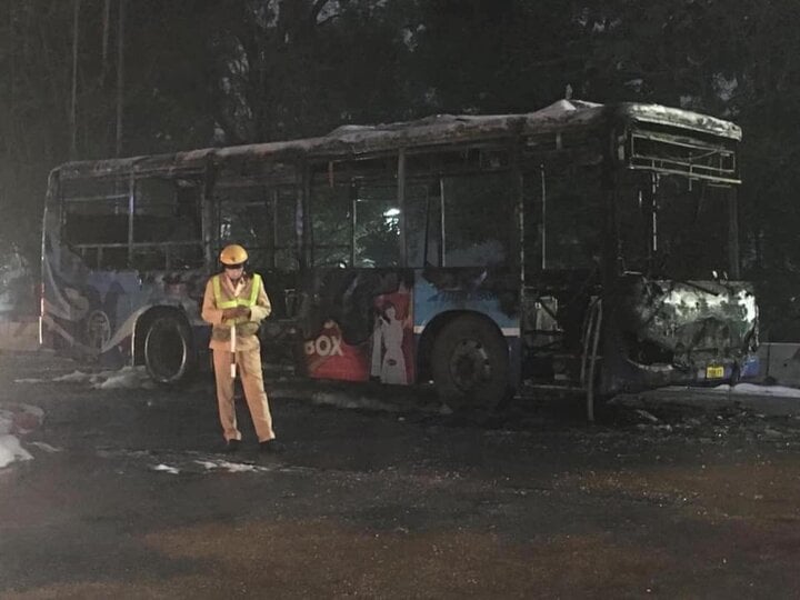 Xe buýt ở Hà Nội cháy ngùn ngụt lúc rạng sáng- Ảnh 2.
