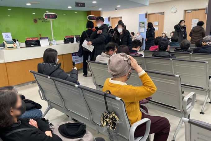 Tình cảnh tại bệnh viện ở Hàn Quốc lúc này: Hơn 9.000 bác sĩ bỏ việc, người bệnh mệt mỏi chờ được thăm khám- Ảnh 3.