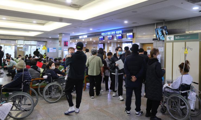 Tình cảnh tại bệnh viện ở Hàn Quốc lúc này: Hơn 9.000 bác sĩ bỏ việc, người bệnh mệt mỏi chờ được thăm khám- Ảnh 2.