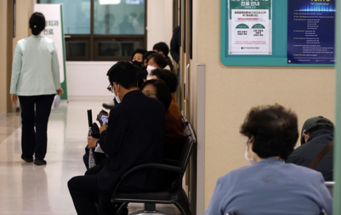 Tình cảnh tại bệnh viện ở Hàn Quốc lúc này: Hơn 9.000 bác sĩ bỏ việc, người bệnh mệt mỏi chờ được thăm khám- Ảnh 4.